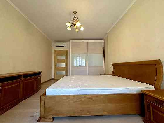 Простора та затишна 3-кімнатна квартира вул. Олександра Мишуги Київ