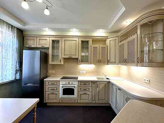 Простора та затишна 3-кімнатна квартира вул. Олександра Мишуги Київ