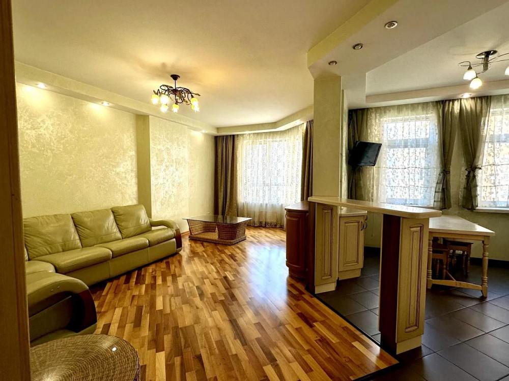 Простора та затишна 3-кімнатна квартира вул. Олександра Мишуги Київ - зображення 1