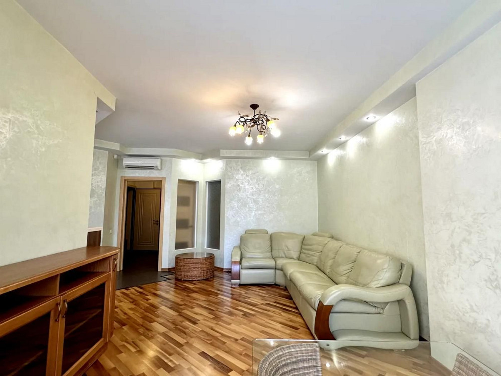 Простора та затишна 3-кімнатна квартира вул. Олександра Мишуги Київ - зображення 2