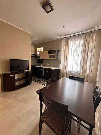 3кімнатна-сталінка, центр, КПІ,капремонт,меблі Киев