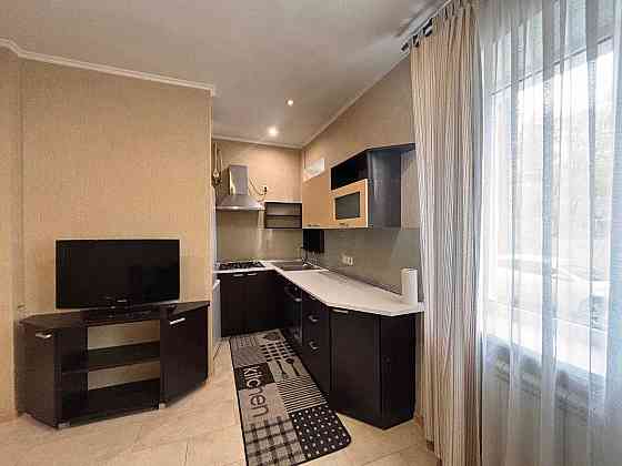 3кімнатна-сталінка, центр, КПІ,капремонт,меблі Киев