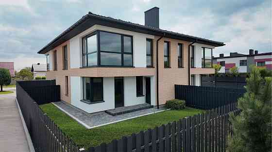 ПРОДАЄТЬСЯ велика Двох кімнатна квартира, з власною терасою Винники