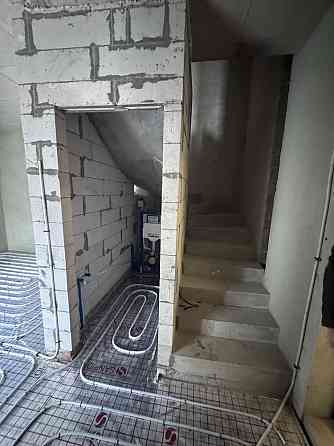 ПРОДАЄТЬСЯ велика Двох кімнатна квартира, з власною терасою Винники