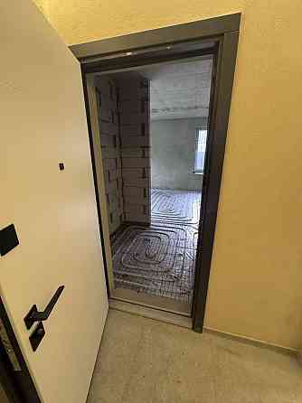 ПРОДАЄТЬСЯ велика Двох кімнатна квартира, з власною терасою Винники