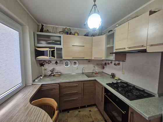 Сдам трёхкомнатная квартиру  на Черёмушках Одеса