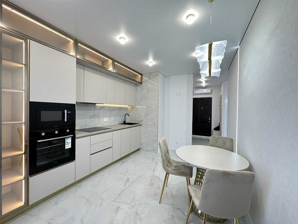 Евродвушка с ремонтом, мебелью и техникой в ЖК 53 жемчужина. Вид моря Лиманка - изображение 1