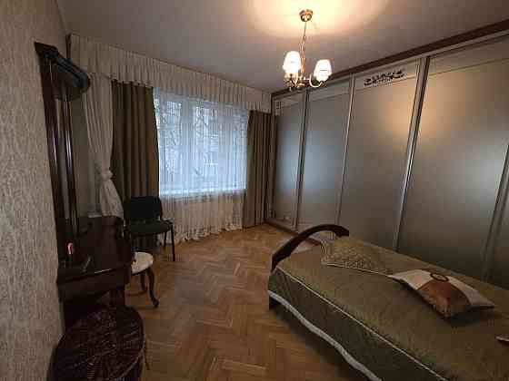 Печерськ, центр,  вул. Михайла Омеляновича-Павленка  11, метро  Арсена Киев