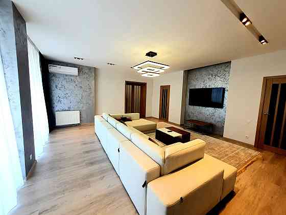 Двухуровневая видовая квартира у парка Победы , в новом кирпичном доме Одеса