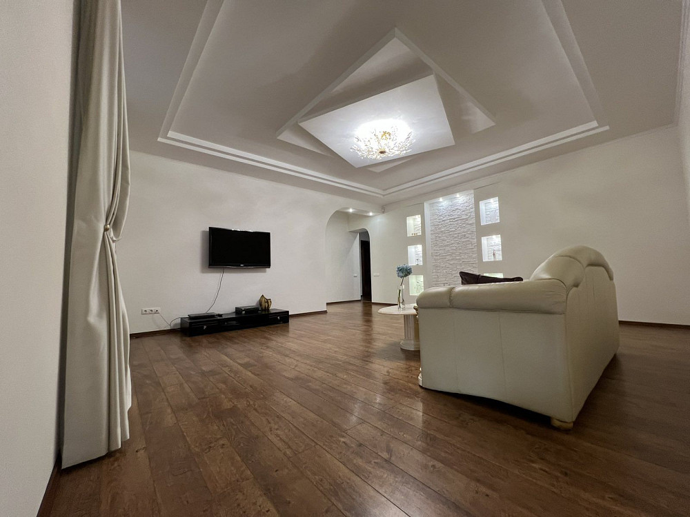 Продаю 4 к/к  в Коттедже центр Миколаїв - зображення 1