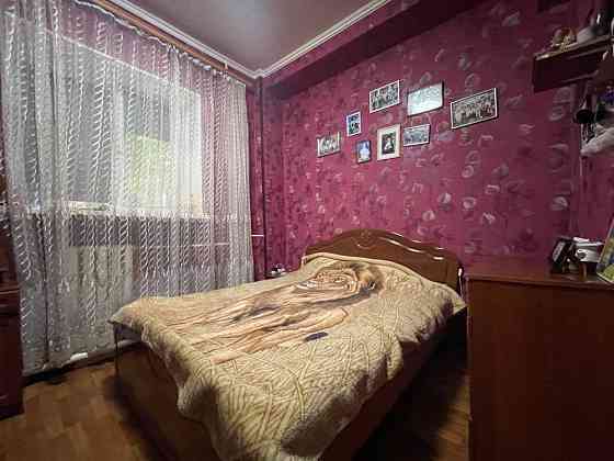 Фасадний вхід з Грушевського. Продаж півквартири в Києві Киев