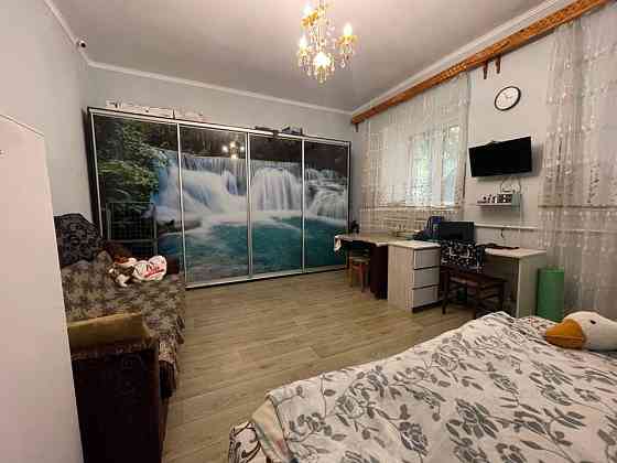 Фасадний вхід з Грушевського. Продаж півквартири в Києві Киев