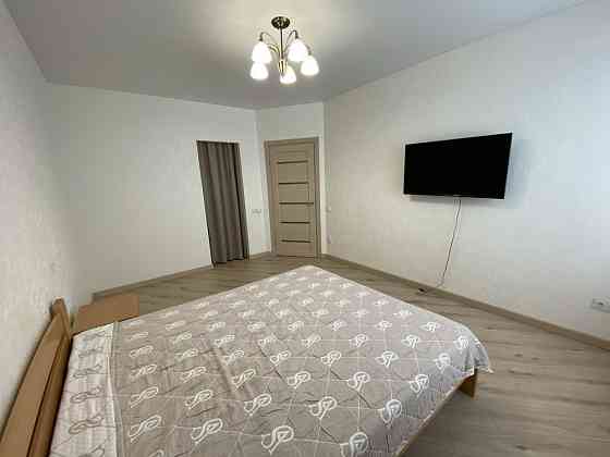 Вишенька ЖК «Тріумф», в дворі зарядка для ектромобіля. Vinnytsia