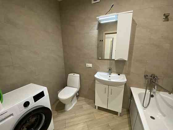 Вишенька ЖК «Тріумф», в дворі зарядка для ектромобіля. Vinnytsia