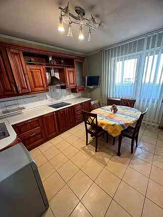 Простора 2-к квартира 60 м² Харківське 56 Kyiv