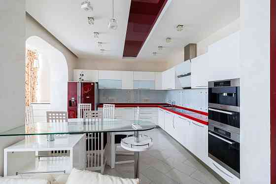 Продам 3-к квартиру, вул. Чорновола 2 , метро 5 хв.пішки Киев