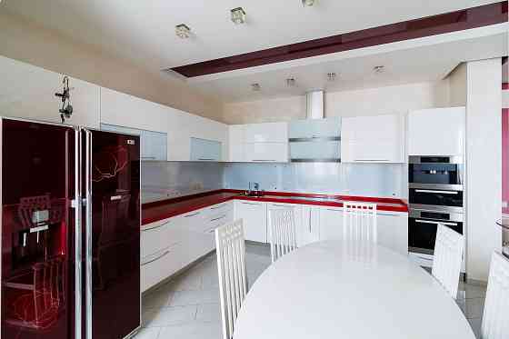 Продам 3-к квартиру, вул. Чорновола 2 , метро 5 хв.пішки Киев