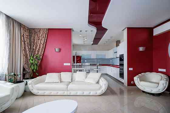 Продам 3-к квартиру, вул. Чорновола 2 , метро 5 хв.пішки Киев