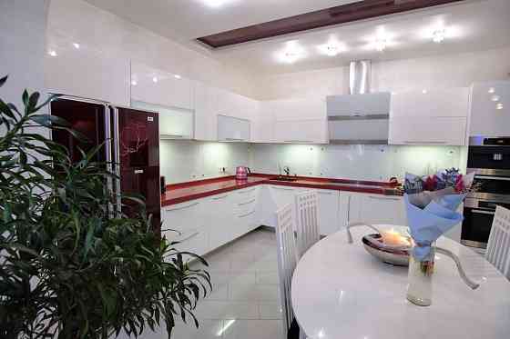 Продам 3-к квартиру, вул. Чорновола 2 , метро 5 хв.пішки Киев