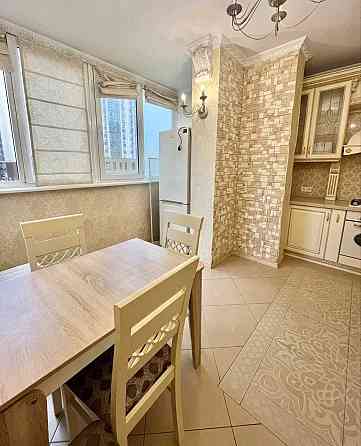 Двокімнатна з добротним класичним ремонтом на вулиці Сахарова Odesa