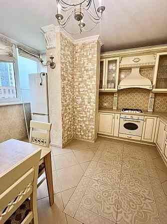 Двокімнатна з добротним класичним ремонтом на вулиці Сахарова Odesa