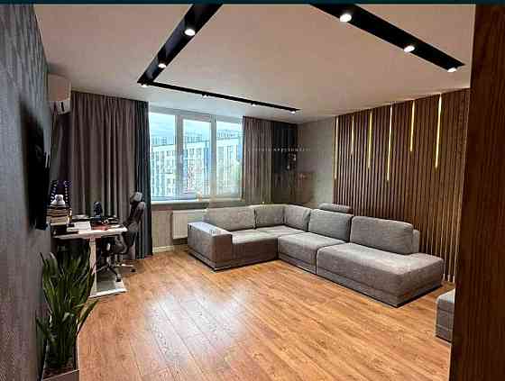 Простора 3-к квартира 95 м² з видом на Дніпро ЖК Рів'єра Київ