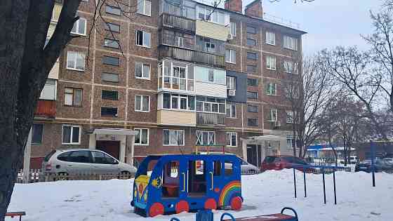 Продам 2 кімнатну квартиру  2 поверх роздільні кімнати район Танку СМ Чернигов