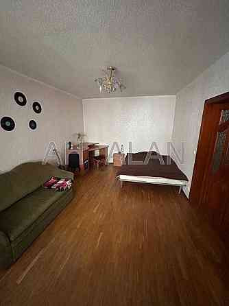 Аренда трехкомнатной квартиры по ул. Вишняковская 7-Б Дарницький район Киев