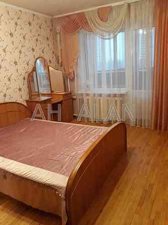 Аренда трехкомнатной квартиры по ул. Вишняковская 7-Б Дарницький район Киев