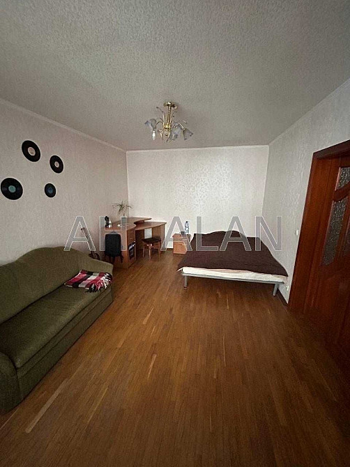 Аренда трехкомнатной квартиры по ул. Вишняковская 7-Б Дарницький район Киев - изображение 1